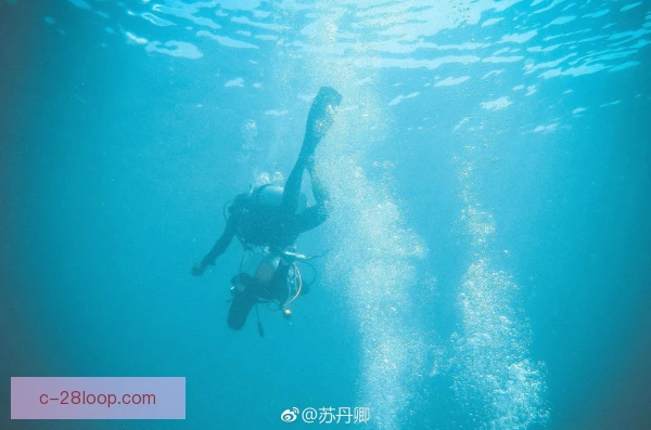美人鱼潜水水下摄像，唯美画面兼顾安全规范